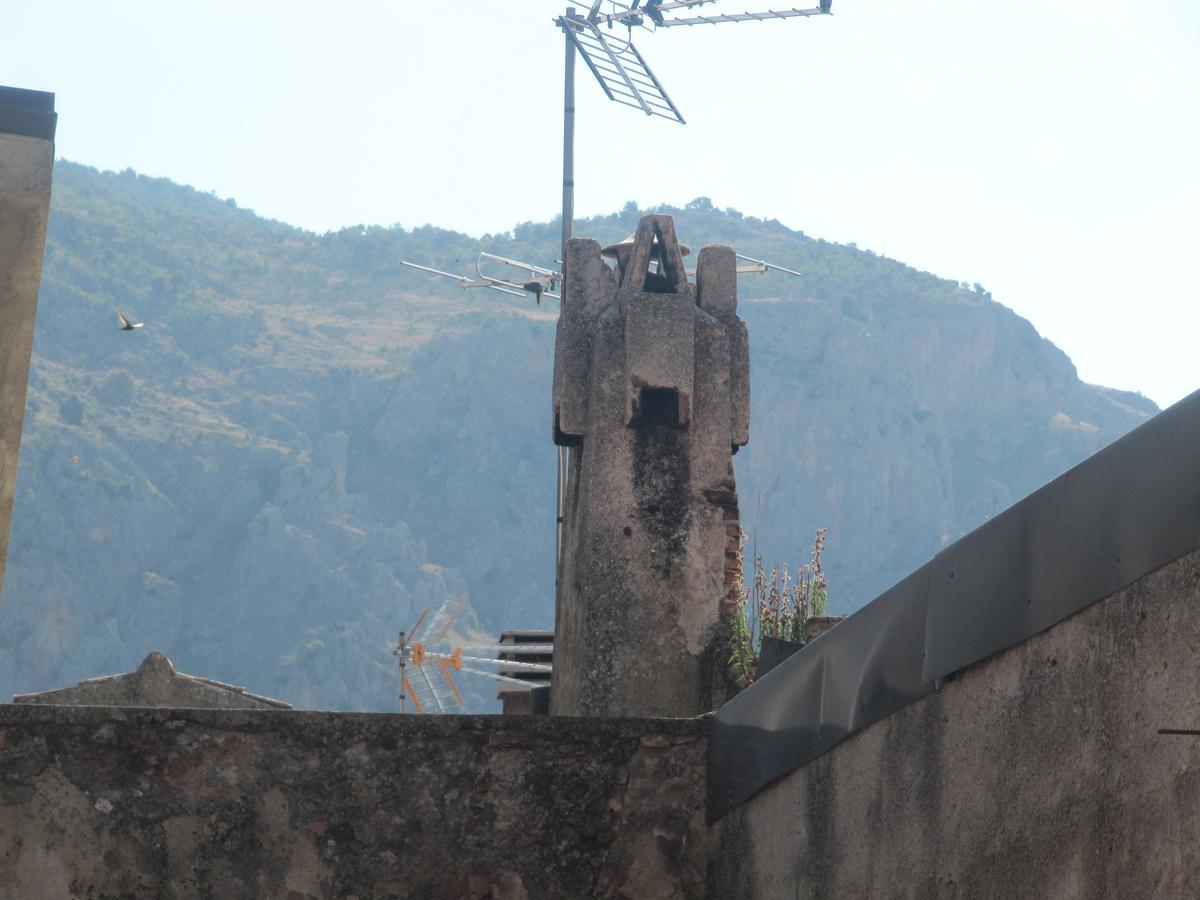 Montagne Rocciose Bed & Breakfast Frascineto Exterior photo